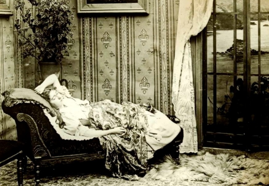  When he arrived, Emmi was in the home’s parlor, but she explained that Hedda was lying down in bed with a headache. 