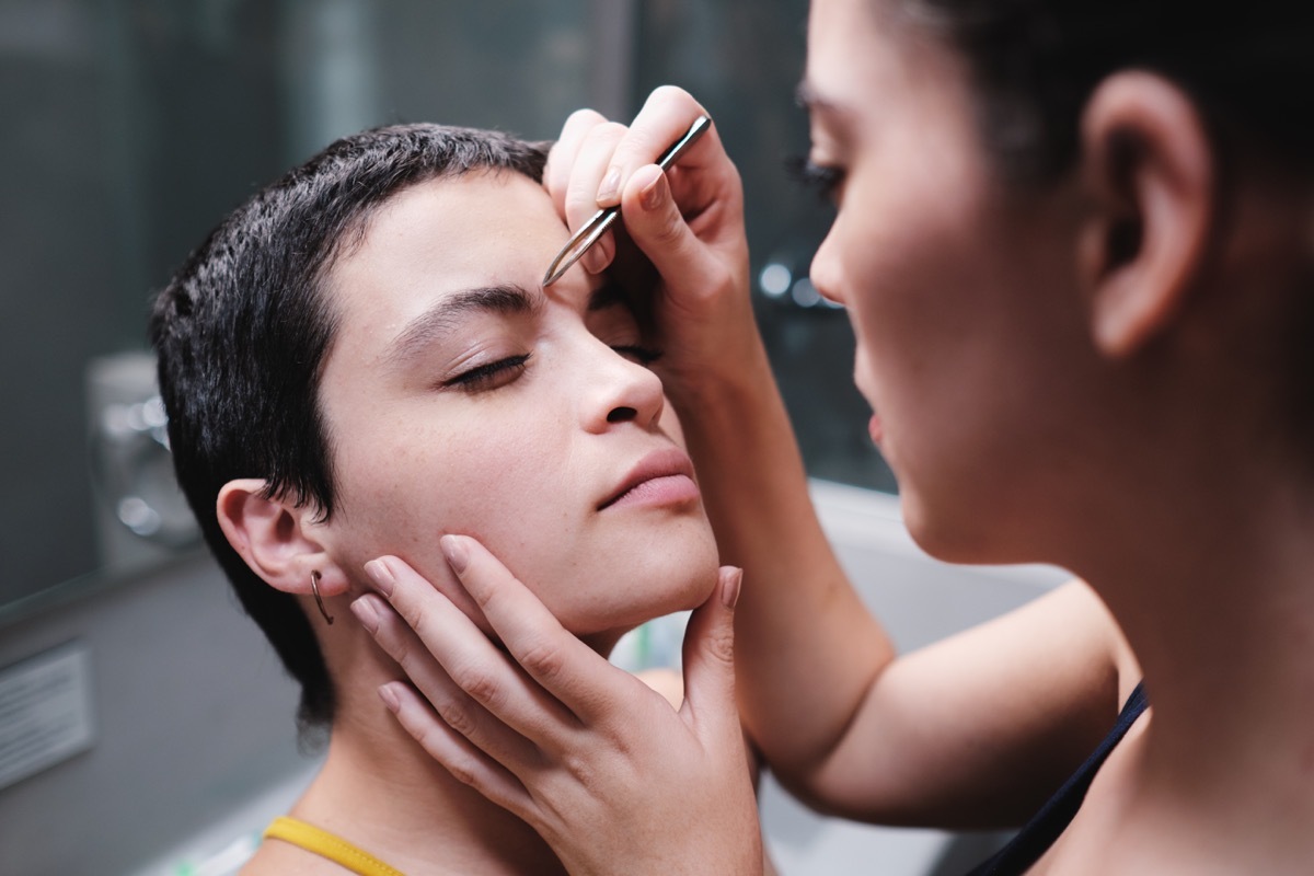 friends tweezing eyebrows things women do with their friends