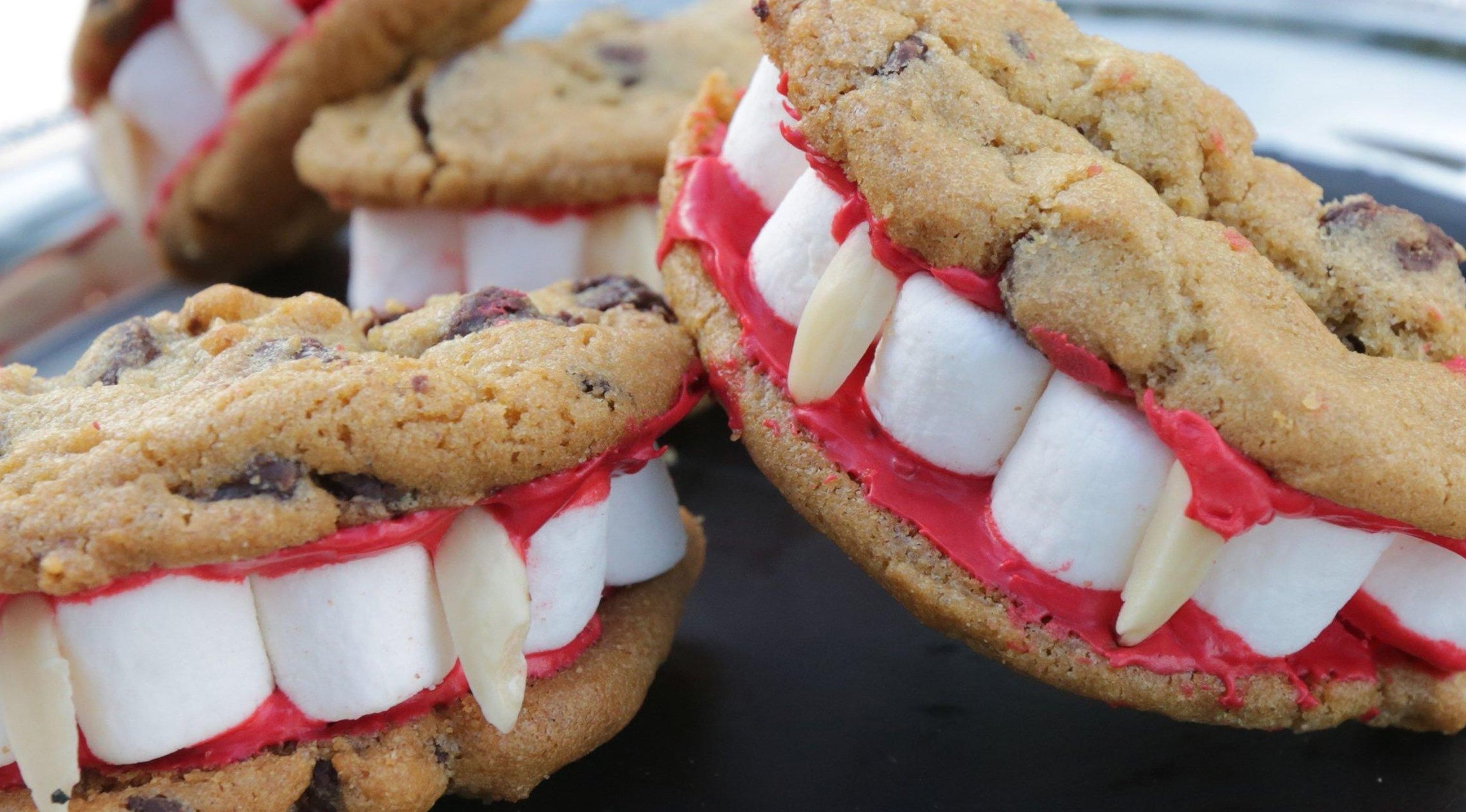 Dracula dentures | 15 Easy Halloween Cookie Ideas | Her Beauty