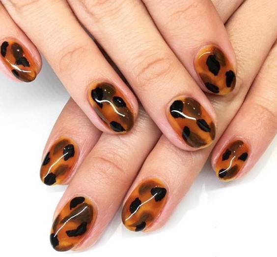 Fall colors | Tortoiseshell Nails are Autumn's Coolest Manicure Trend | Her Beauty