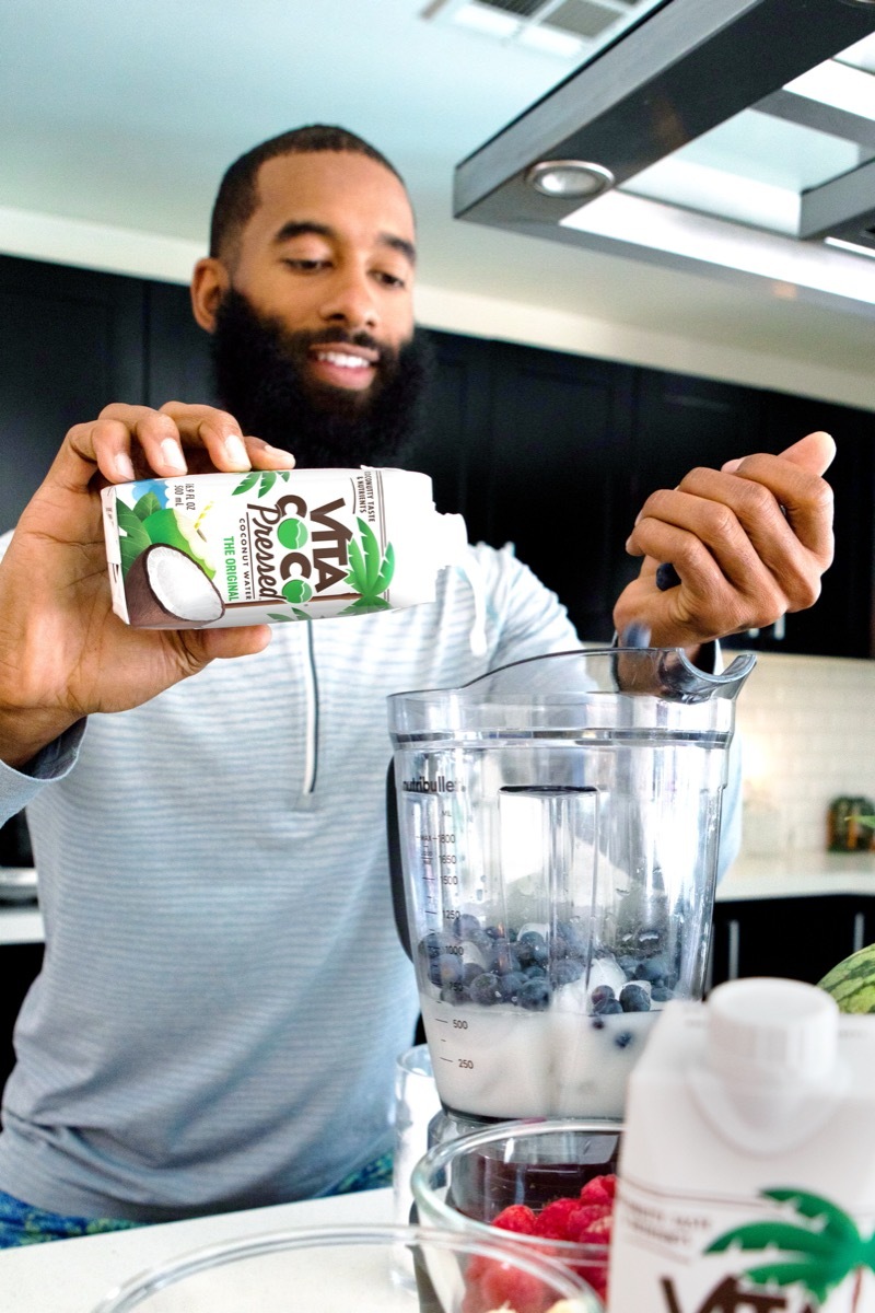 matt james making a smoothie