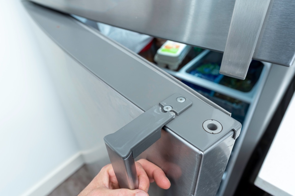 Top part of a fridge handle comes detached when pulling the door open