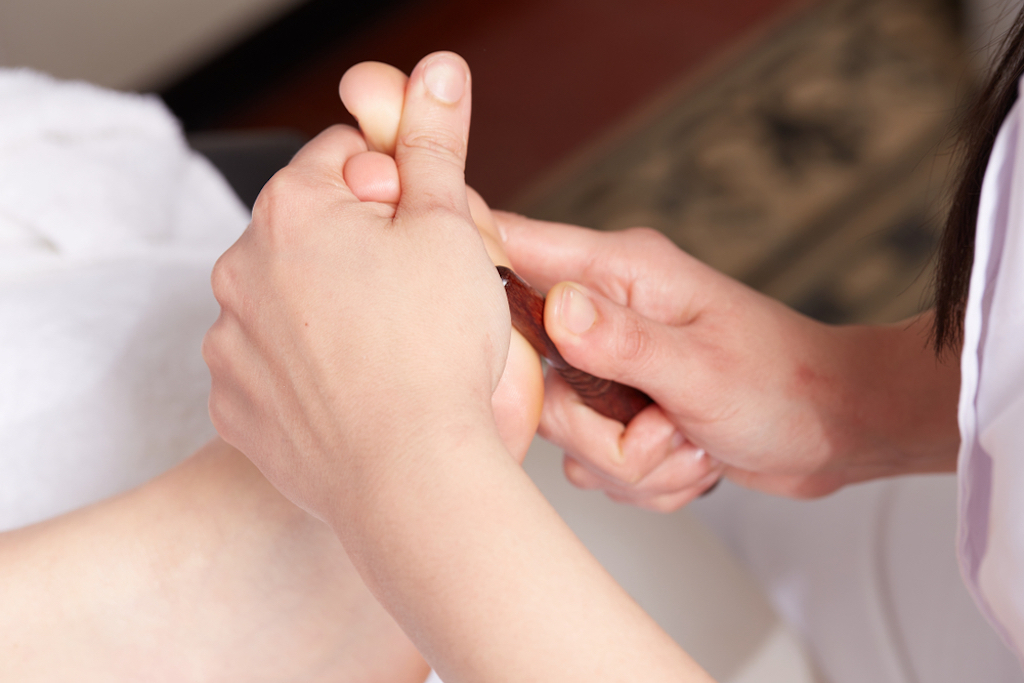 foot massage romantic gestures