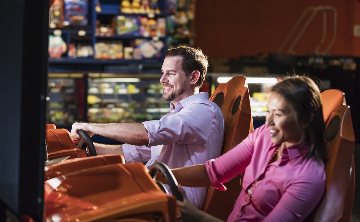 couple play driving came at arcade