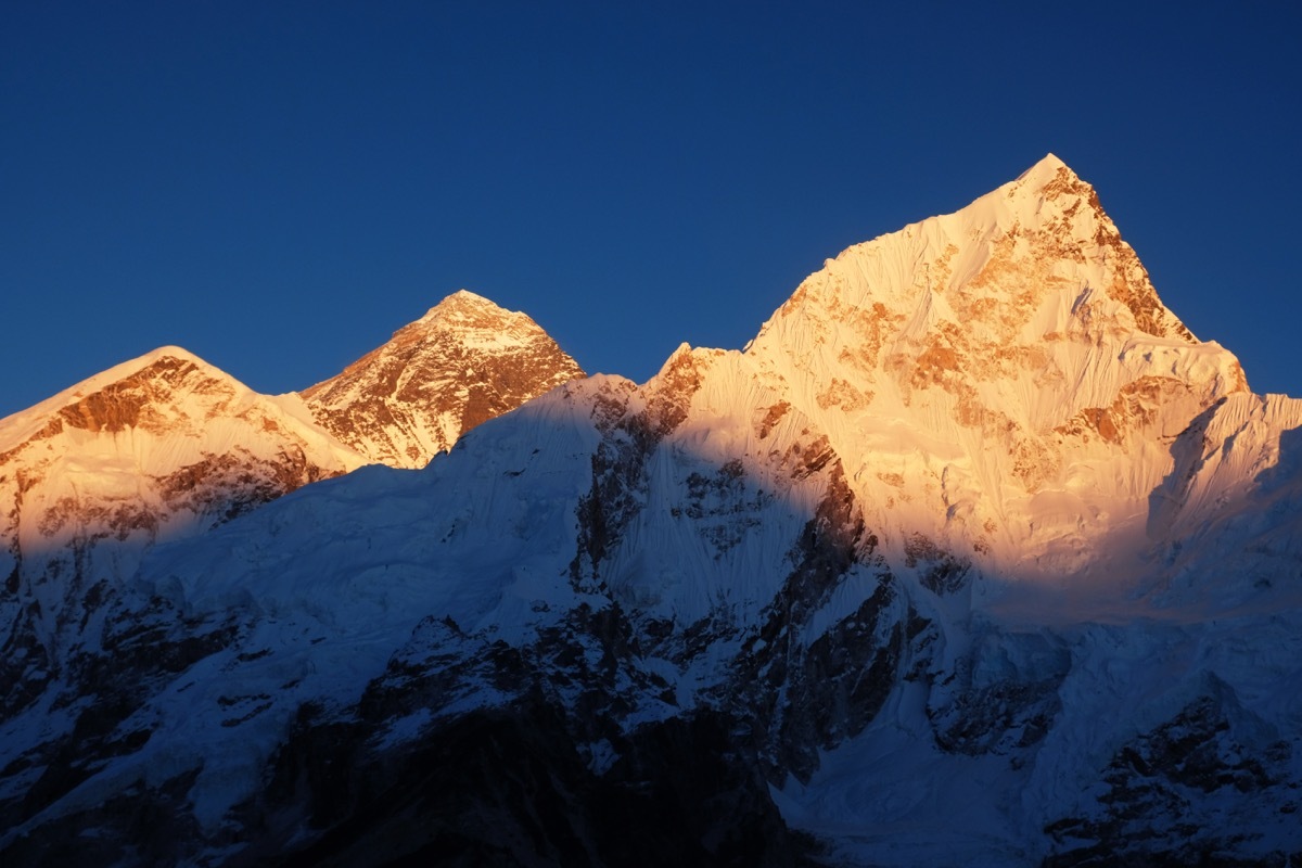 mount everest at dusk