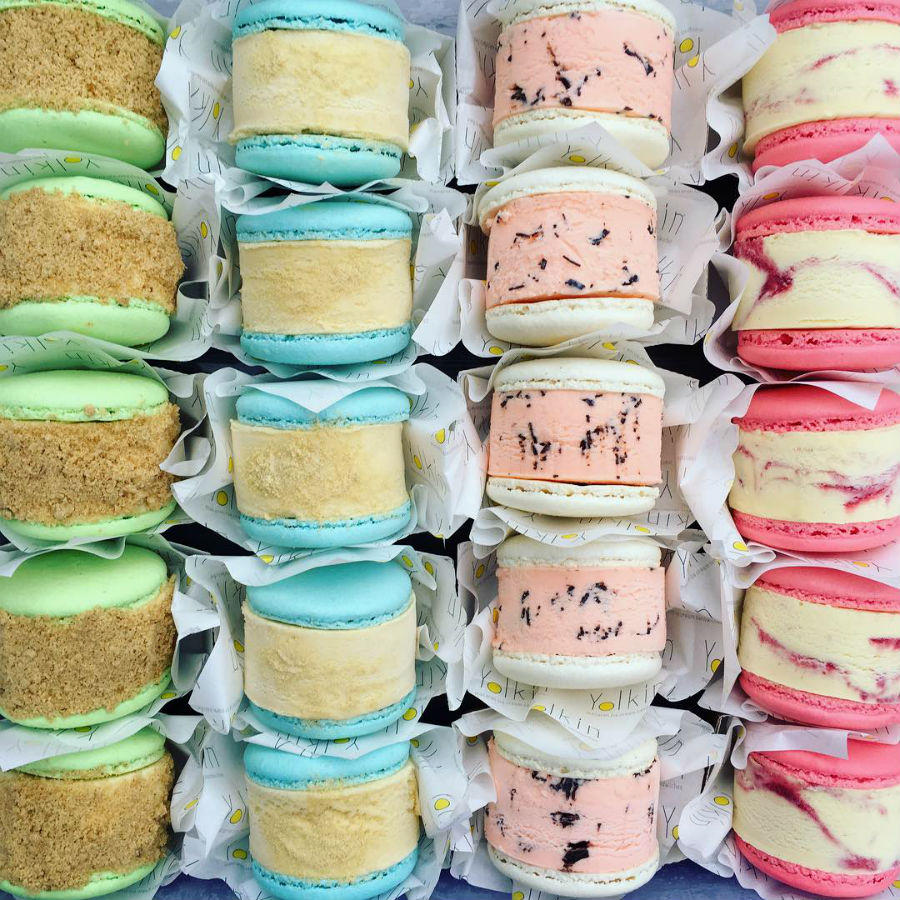 macaron-ice-cream-sandwiches-the-newest-dessert-trend-and-we-are-all-for-it-02