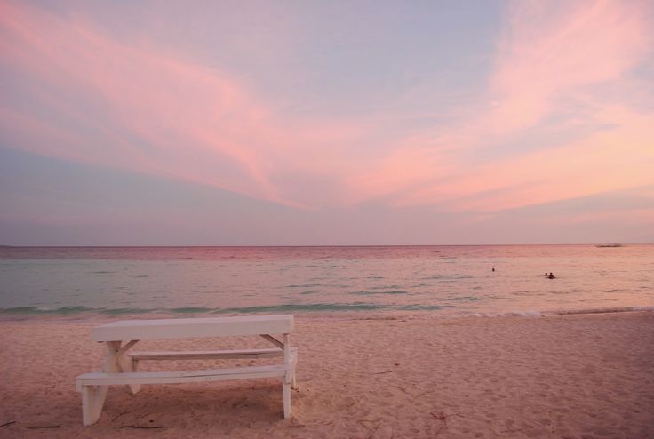 amazing_places_to_find_pink_sand_beaches_02