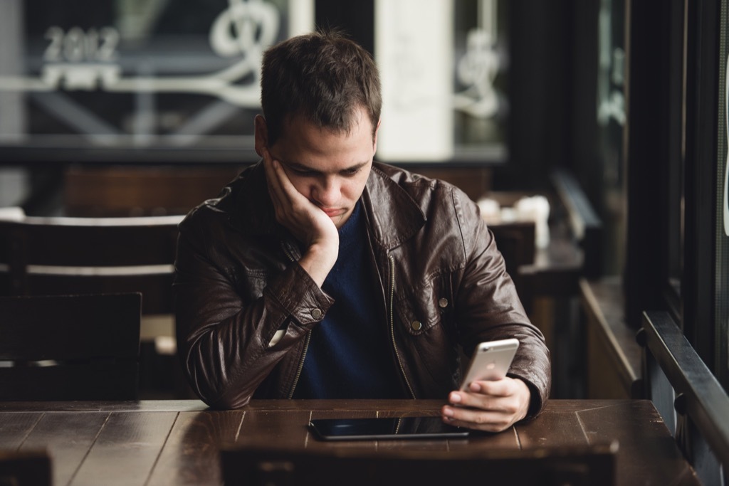 Things You should Never Do at a Fancy Restaurant man on cellphone