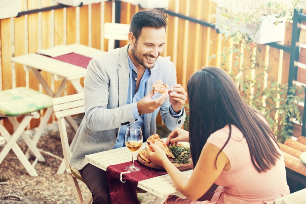 couple on a pizza date - what to say on a first date