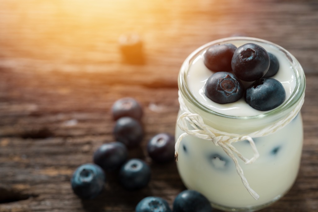 Yogurt with blueberries, best food for thyroid patients