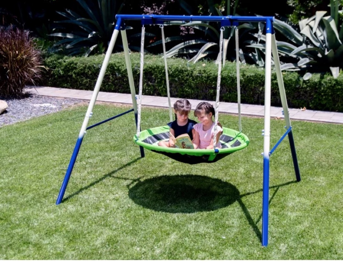 two children playing in saucer swing, best outdoor toys for toddlers