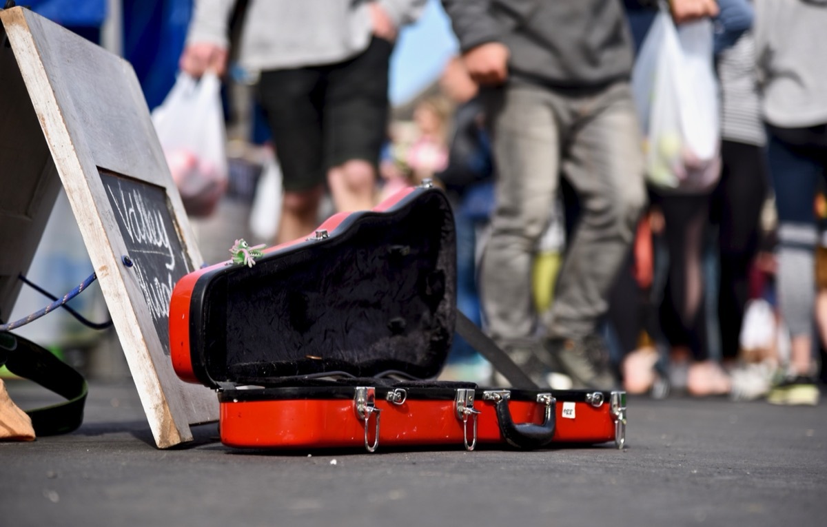 violin case open for tips