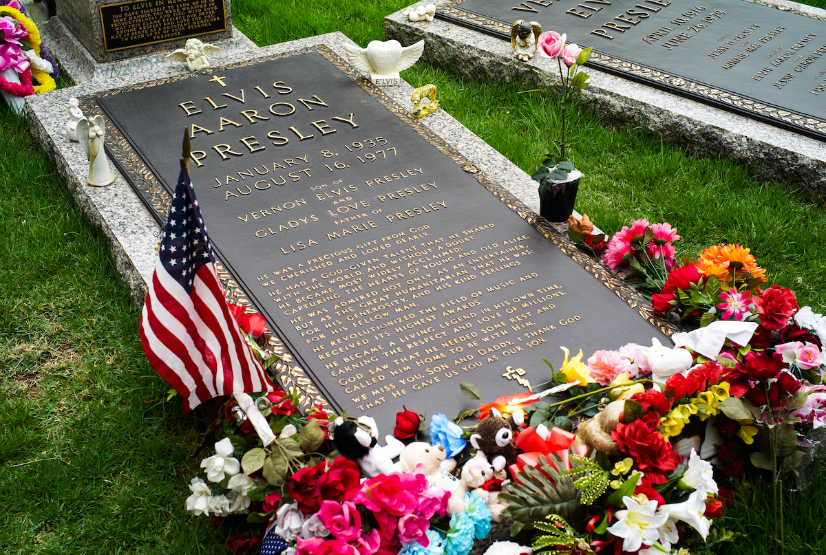 Elvis Presley's grave photographed in 2009