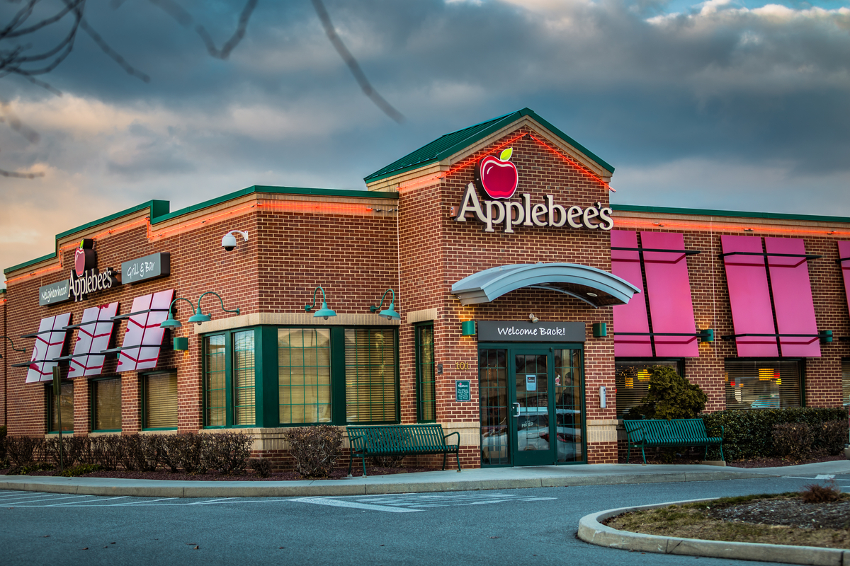 Exterior of Applebee's casual dining restaurant