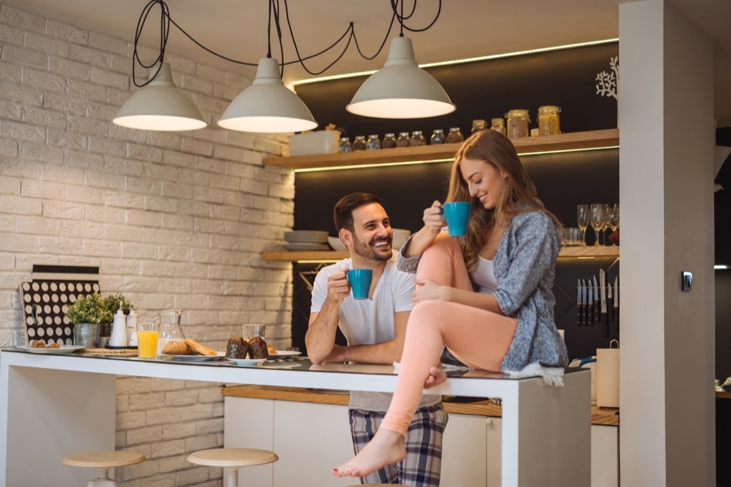 couple in kitchen, friendship, 20 phrases to say