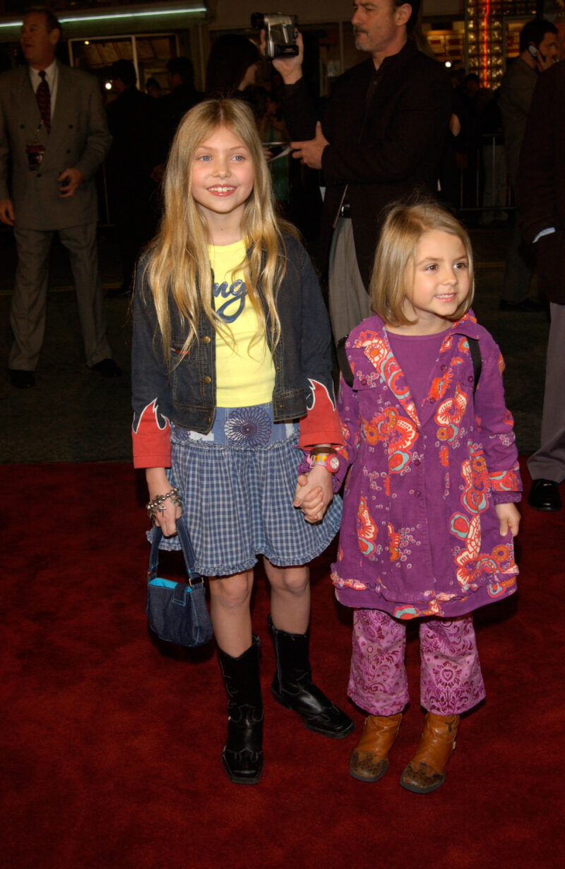 Taylor Momsen with sister at We Were Solidiers premiere