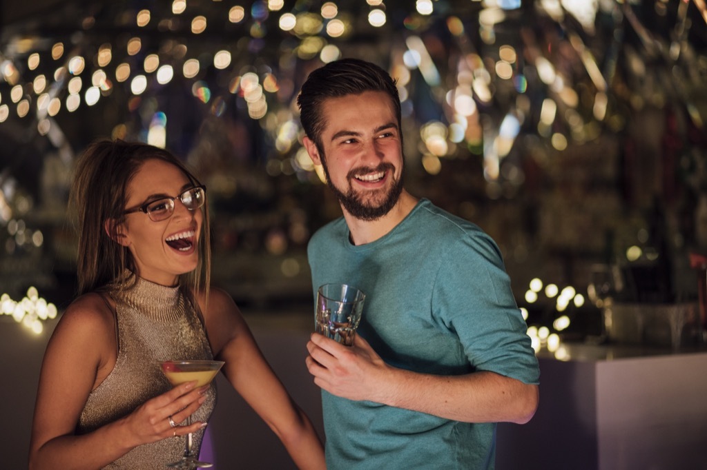 Man and woman drinking cocktails